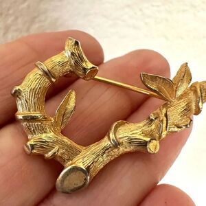 Sarah Coventry bamboo gold tone vintage J brooch